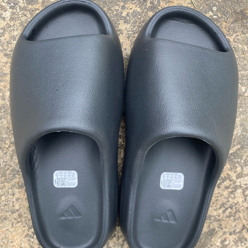 Yeezy Slides Onyx – Size 9